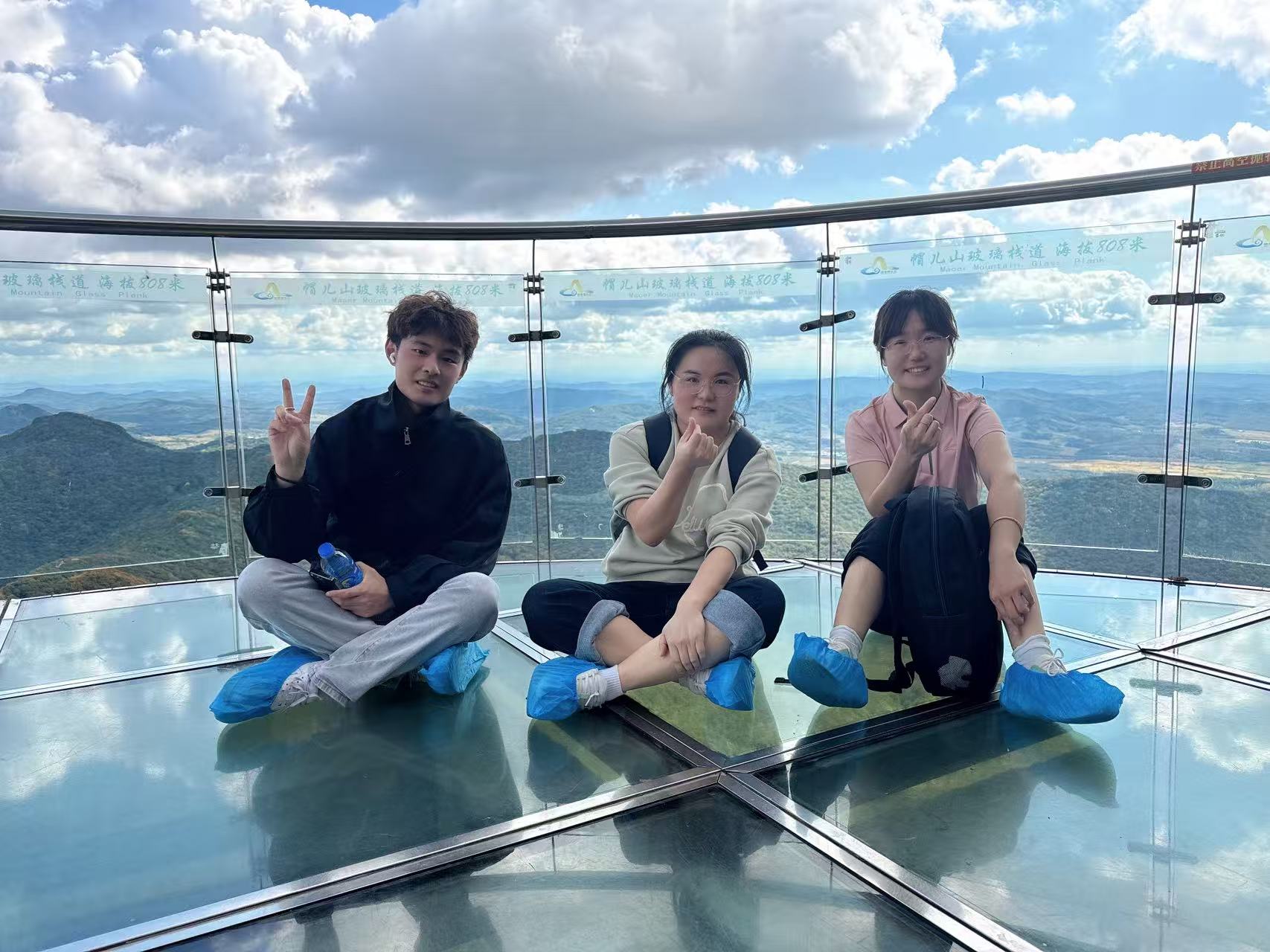 1764754896809620.jpg 三人(ren)郃(he)影郭靜、韓海營(ying)、梁文(wén)龍.jpg