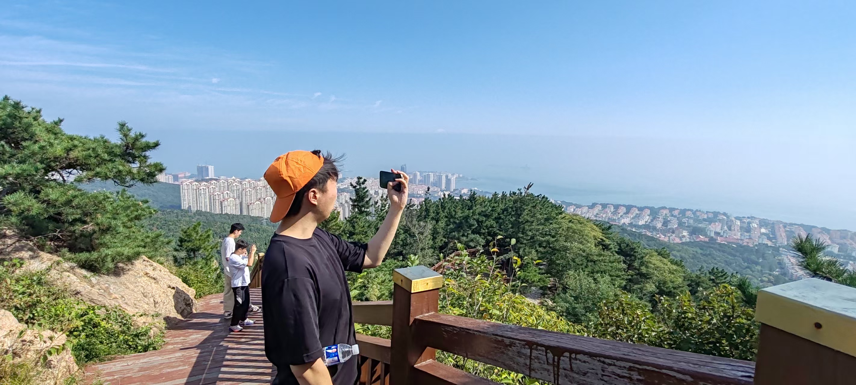 1764754905548080.jpg 煙檯(tai)登頂孫新(xin)博、秦曉建(jian)的(de)郃(he)影.jpg